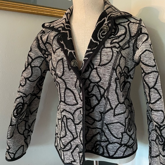 Black and White REVERSIBLE Floral Women's Stunning Jacket size Small NWT ✨ - Picture 2 of 14